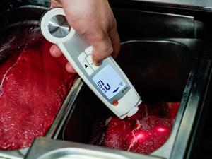 Lebensmittelkontrolleure stellen sich zu Beginn einer Kontrolle immer mit ihrem Namen vor und zeigen ihren Dienstausweis. (Symbolbild)