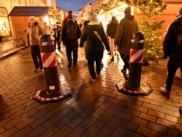 Potsdam, 24.11.2025, Lokales,
Potsdamer Weihnachtszauber, Weihnachtsmarkt, Brandenburger Straße, Brandenburger Strasse, Sicherheit, Poller,
Foto: Ottmar Winter PNN
ACHTUNG:
Foto ist ausschließlich für redaktionelle Berichterstattung der PNN und des TGSP! Eine kommerzielle Nutzung, z.B. Werbung, ist ausgeschlossen. Die Weitergabe an nicht autorisierte Dritte, insbesondere eine weitergehende Vermarktung über Bilddatenbanken, ist unzulässig.