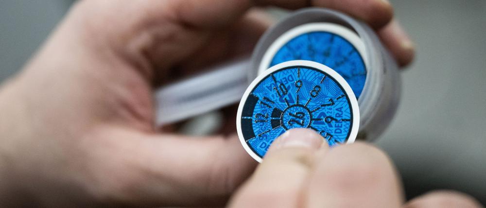 Nach der Hauptuntersuchung gibt es künftig nicht mehr nur die Plakette und den Prüfbericht auf Papier. (Archivbild)