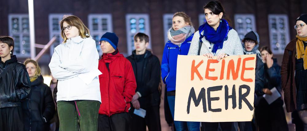 Menschen nehmen an einer Demonstration gegen Femizide in Hannover teil (Archivbild). 