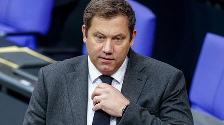 Lars Klingbeil (SPD), Bundesminister der Finanzen, Vizekanzler und SPD-Bundesvorsitzender, nimmt an der Sitzung des Bundestags mit dem Auftakt der Haushaltswoche teil.