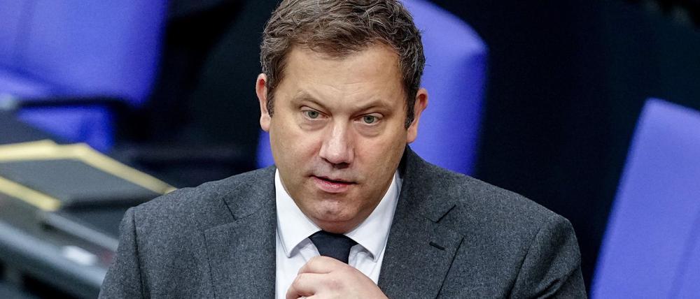 Lars Klingbeil (SPD), Bundesminister der Finanzen, Vizekanzler und SPD-Bundesvorsitzender, nimmt an der Sitzung des Bundestags mit dem Auftakt der Haushaltswoche teil.