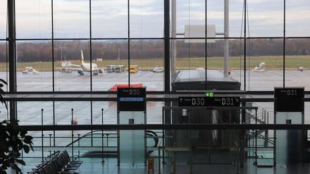 Notausgänge führen zum Rollfeld.