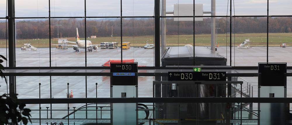 Notausgänge führen zum Rollfeld.