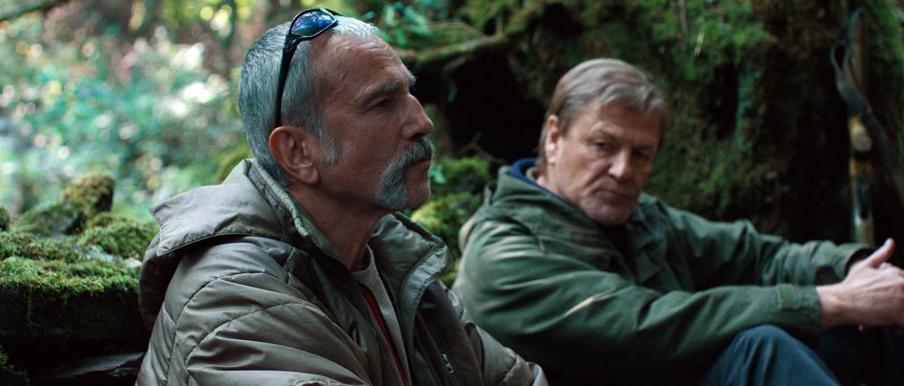 Schweigend im Wald. Jem (Sean Bean, rechts) will Ray (Daniel Day-Lewis) dazu überreden, zu seiner Familie zurückzukehren. 