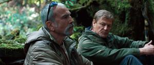 Schweigend im Wald. Jem (Sean Bean, rechts) will Ray (Daniel Day-Lewis) dazu überreden, zu seiner Familie zurückzukehren.
