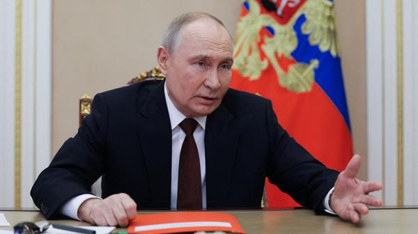 Auf diesem von der russischen staatlichen Agentur Sputnik verbreiteten Poolfoto leitet Russlands Präsident Wladimir Putin am 21. November 2025 eine Sitzung des Sicherheitsrats per Videokonferenz im Kreml in Moskau.