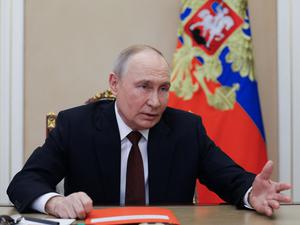 Auf diesem von der russischen staatlichen Agentur Sputnik verbreiteten Poolfoto leitet Russlands Präsident Wladimir Putin am 21. November 2025 eine Sitzung des Sicherheitsrats per Videokonferenz im Kreml in Moskau.