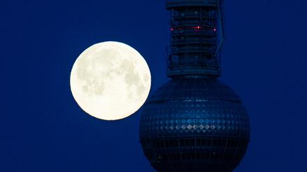 Vom Supermond spricht man, wenn der Mond bei Vollmond der Erde besonders nahe ist. 