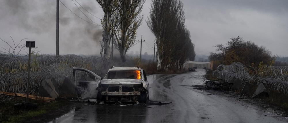 Ein Auto brennt am 12. November 2025 auf einer Straße in der Region Donezk, nachdem es von einer russischen FPV-Drohne in der Frontstadt Kostiantynivka getroffen wurde.