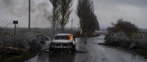 Ein Auto brennt am 12. November 2025 auf einer Straße in der Region Donezk, nachdem es von einer russischen FPV-Drohne in der Frontstadt Kostiantynivka getroffen wurde.