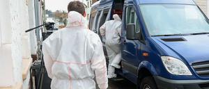 Die Spurensicherung der Polizei ist im Einsatz. Im Saarland ist ein Gerichtsvollzieher getötet worden. Er sei am Morgen in Ausübung seines Dienstes in Bexbach im Saarpfalz-Kreis gewaltsam ums Leben gekommen, teilte das Justizministerium in Saarbrücken mit. 