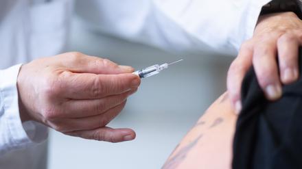 Der Influenza-Impfstoff wird in den Oberarm verabreicht.