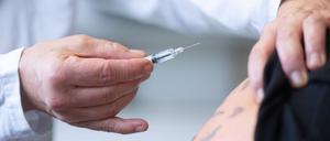 Der Influenza-Impfstoff wird in den Oberarm verabreicht.