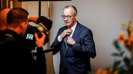 Auch eine Frage des Auftritts: Bundeskanzler Friedrich Merz (CDU) zieht bei einem Fototermin die Krawatte gerade.