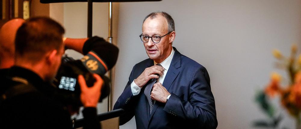 Auch eine Frage des Auftritts: Bundeskanzler Friedrich Merz (CDU) zieht bei einem Fototermin die Krawatte gerade.