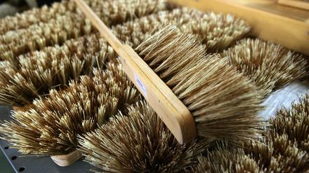 In den Oberlin-Werkstätten auf Hermannswerder werden unter anderem Besen handwerklich hergestellt.