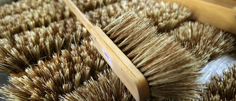 In den Oberlin-Werkstätten auf Hermannswerder werden unter anderem Besen handwerklich hergestellt.