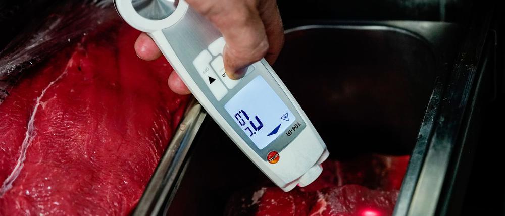 Lebensmittelkontrolleure stellen sich zu Beginn einer Kontrolle immer mit ihrem Namen vor und zeigen ihren Dienstausweis. (Symbolbild)