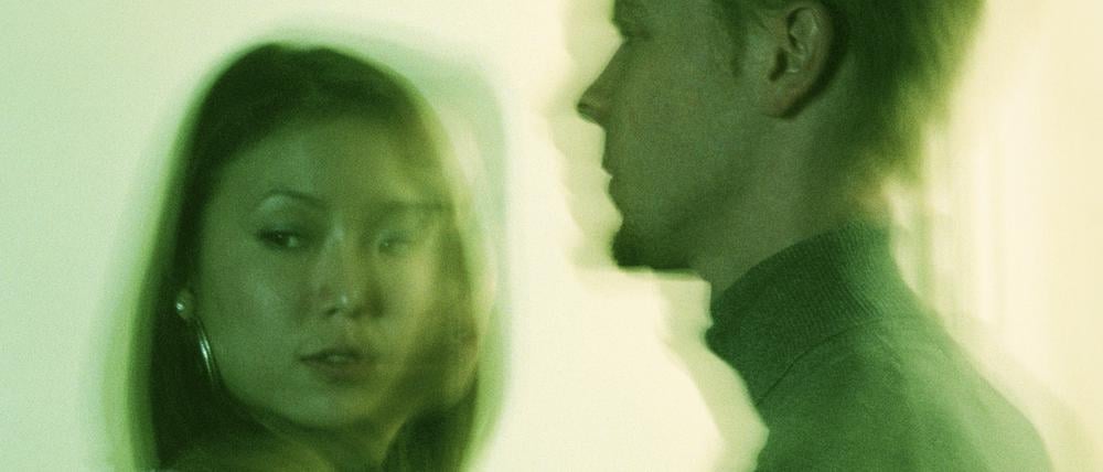 Eifersucht gehört zu den evolutionär tief verankerten Schutzmechanismen, die soziale Bindungen sichern. Und genau deshalb lässt sich Eifersucht kaum abtrainieren. 