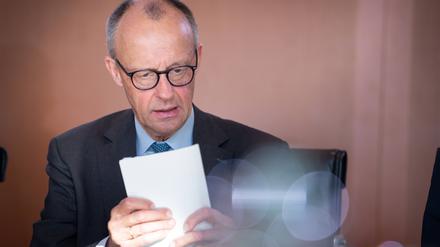 Bundeskanzler Friedrich Merz (CDU) nimmt an einer Kabinettssitzung teil.