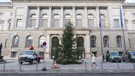 Vor dem Berliner Abgeordnetenhaus wird jedes Jahr ein Weihnachtsbaum aufgestellt und festlich geschmückt. In diesem Jahr soll er am Donnerstag in festlichem Glanz erstrahlen.