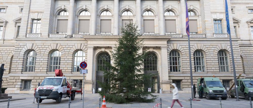 Vor dem Berliner Abgeordnetenhaus wird jedes Jahr ein Weihnachtsbaum aufgestellt und festlich geschmückt. In diesem Jahr soll er am Donnerstag in festlichem Glanz erstrahlen.