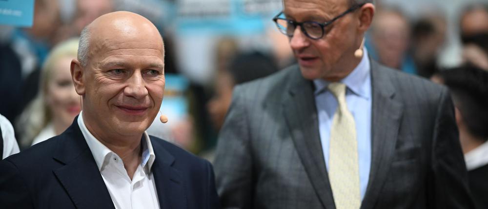 Berlins Regierender Bürgermeister Kai Wegner empfängt Bundeskanzler Friedrich Merz (beide CDU) bei sich im Roten Rathaus. (Archivfoto)