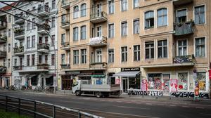 Die Warschauer Straße in Berlin-Friedrichshain ist ein touristischer Hotspot. In dieser Straße wurden allerdings auch möblierte Wohnungen auf Zeit vermietet, was der Bezirk jetzt untersagt hat.