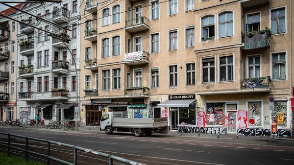 Die Warschauer Straße in Berlin-Friedrichshain ist ein touristischer Hotspot. In dieser Straße wurden allerdings auch möblierte Wohnungen auf Zeit vermietet, was der Bezirk jetzt untersagt hat.