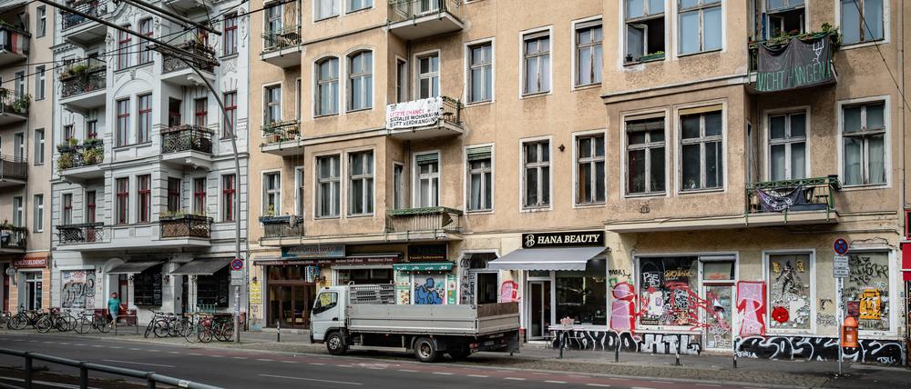 Die Warschauer Straße in Berlin-Friedrichshain ist ein touristischer Hotspot. In dieser Straße wurden allerdings auch möblierte Wohnungen auf Zeit vermietet, was der Bezirk jetzt untersagt hat.