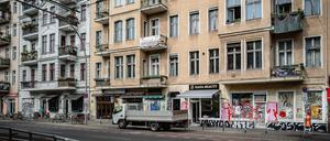 Die Warschauer Straße in Berlin-Friedrichshain ist ein touristischer Hotspot. In dieser Straße wurden allerdings auch möblierte Wohnungen auf Zeit vermietet, was der Bezirk jetzt untersagt hat.