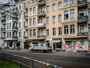 Die Warschauer Straße in Berlin-Friedrichshain ist ein touristischer Hotspot. In dieser Straße wurden allerdings auch möblierte Wohnungen auf Zeit vermietet, was der Bezirk jetzt untersagt hat.
