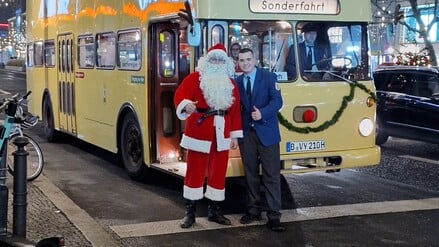 Der Weihnachtsmann ist im Traditionsbus an Bord