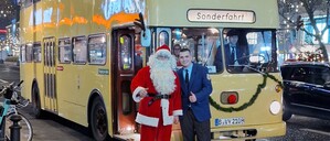 Der Weihnachtsmann ist im Traditionsbus an Bord