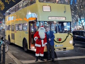 Der Weihnachtsmann ist im Traditionsbus an Bord