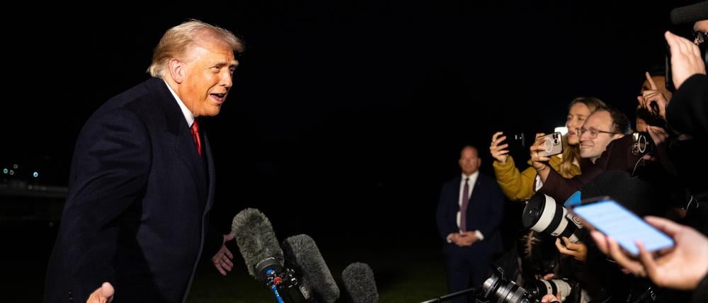 Donald Trump spricht im Oktober 2025 mit Journalisten. US-Präsident Donald Trump wählt die Medien und Journalisten, die über ihn berichten, möglichst selbst aus.