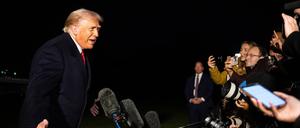 Donald Trump spricht im Oktober 2025 mit Journalisten. US-Präsident Donald Trump wählt die Medien und Journalisten, die über ihn berichten, möglichst selbst aus.