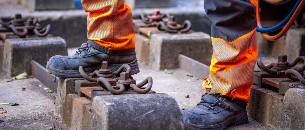 Die Arbeiter waren laut Polizei mit Gleisarbeiten in der Oberpfalz beschäftigt. (Symbolbild)