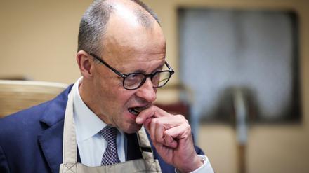 Bundeskanzler Friedrich Merz (CDU) probiert ein Stück Brot in der Backstube der Brotmanufaktur Sören Korte bei seinem Besuch auf dem Handwerkerhof Meistermeile. Merz war zu seinem Antrittsbesuch in Hamburg. 