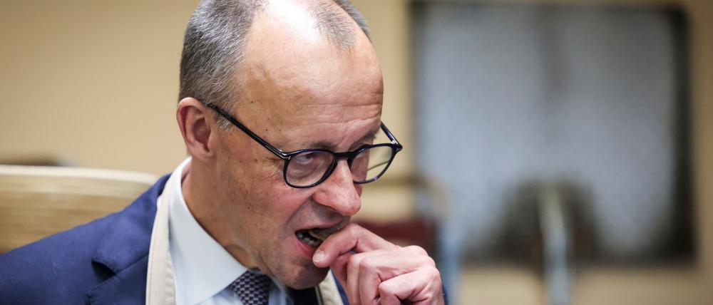 Bundeskanzler Friedrich Merz (CDU) probiert ein Stück Brot in der Backstube der Brotmanufaktur Sören Korte bei seinem Besuch auf dem Handwerkerhof Meistermeile. Merz war zu seinem Antrittsbesuch in Hamburg.