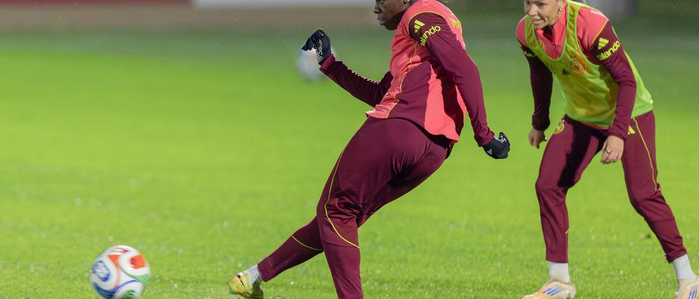 Präziser Abschluss mit der Innenseite: Nationalspielerin Nicole Anyomi beherrscht das Stürmerinnen-Abc.