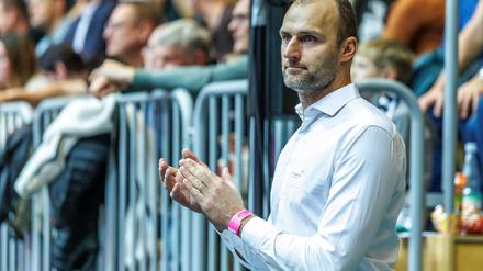 Netzhoppers-Geschäftsführer Dirk Westphal prüft den Zuschauerzuspruch in Potsdam. (Archivbild)