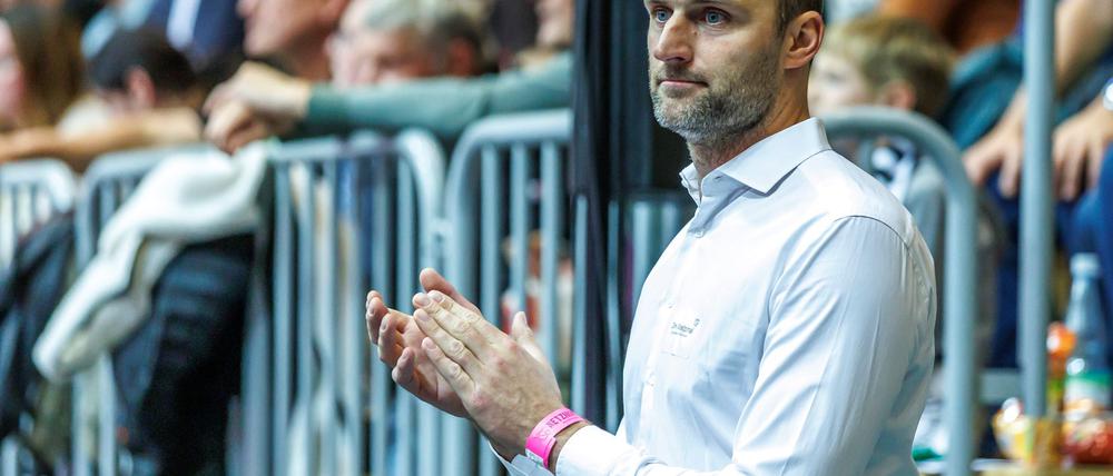 Netzhoppers-Geschäftsführer Dirk Westphal prüft den Zuschauerzuspruch in Potsdam. (Archivbild)