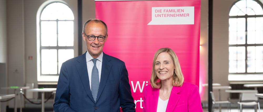 Gute Miene machen hier Bundeskanzler Friedrich Merz und die Präsidentin des Familienunternehmerverbands Marie-Christine Ostermann