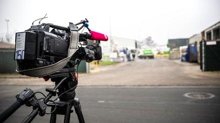 An unbekannter Stelle auf dem Gelände eines Entsorgungsbetriebes ist ein toter Säugling im Müll gefunden worden.