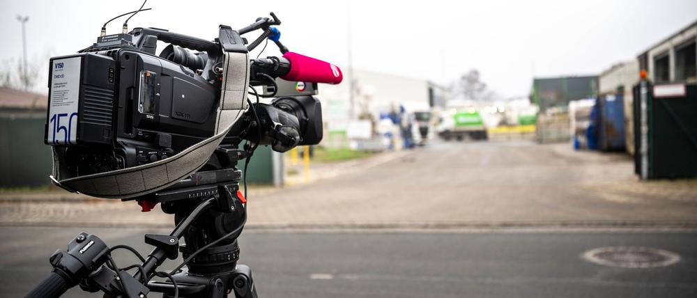 An unbekannter Stelle auf dem Gelände eines Entsorgungsbetriebes ist ein toter Säugling im Müll gefunden worden.