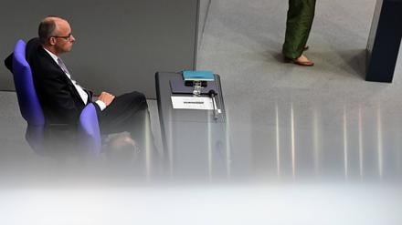 Bundeskanzler Friedrich Merz sitzt auf der Regierungsbank.