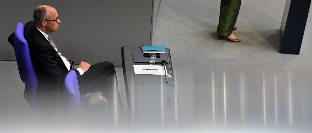 Bundeskanzler Friedrich Merz sitzt auf der Regierungsbank. 