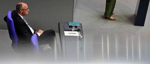 Bundeskanzler Friedrich Merz sitzt auf der Regierungsbank. 